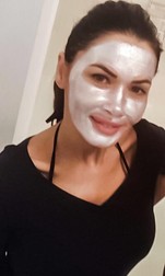 Oana Zavoranu, complet nemachiata. O poza mai naturala nu am pus niciodata. Vedeta si-a pus o masca de curățare pe față