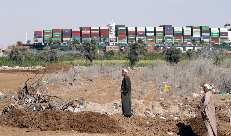 Nava Ever Given s-a pus deja în mișcare pe apele Canalului Suez FOTO: EPA