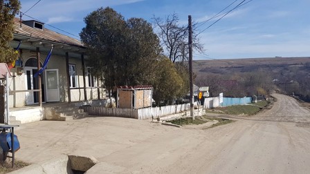 În Scheia asflatul ține doar până la primărie