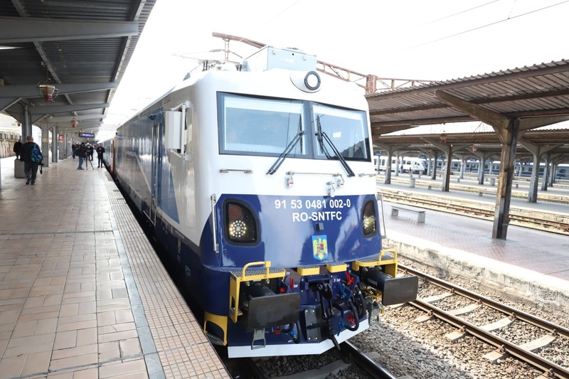 Primul tren modernizat complet al CFR Călători circulă de astăzi pe ruta București-Constanța. FOTO: Dumitru Angelescu (Libertatea)