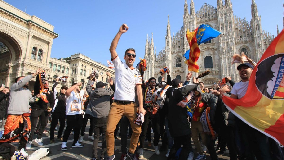 Fanii Valenciei s-au distrat în piața centrală din Milano pe 19 februarie FOTO: EPA