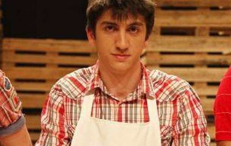 ATENŢIE, FETELOR! Primul câştigător "MASTERCHEF" este din nou singur!