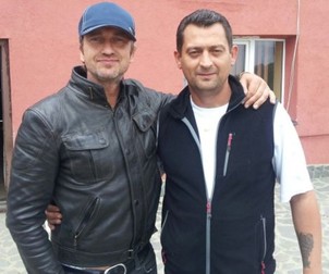 Gerard Butler, stânga, s-a fotografiat la Babele cu unul dintre cabanieri, Sorin Batcu
