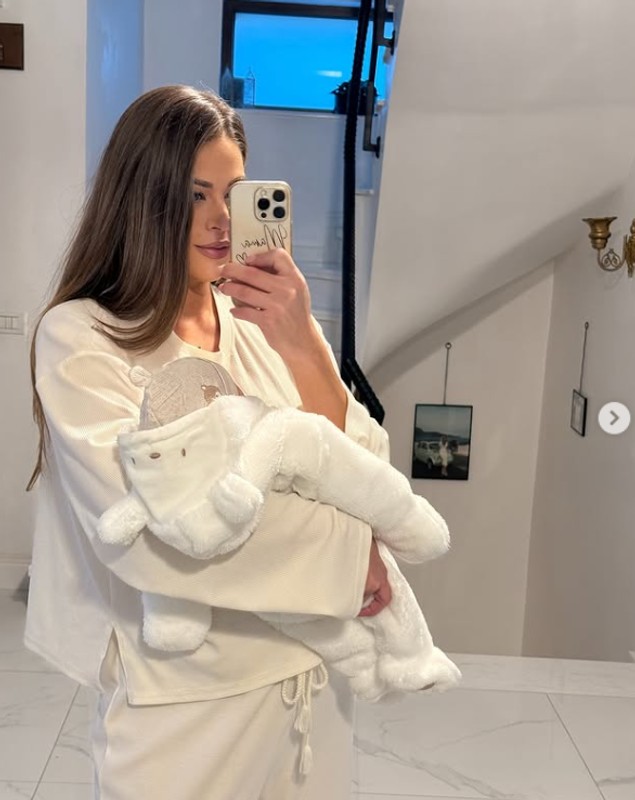 Imagine emoționantă cu gemenii Roxanei Nemeș. Fetița și băiețelul au împlinit 2 luni, iar mama lor le-a pregătit un tort special