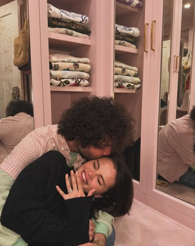 Selena Gomez și Benny Blanco s-au logodit. Cum arată inelul pe care cântăreața l-a primit: „Eternitatea începe acum”
