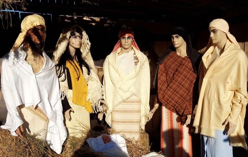 Manechine din vitrine, personaje biblice în centrul Timișoarei. Oamenii le consideră nepotrivite, primarul Robu le cere să aprecieze arta modernă: ”Așa i-au văzut creatorii pe magi”