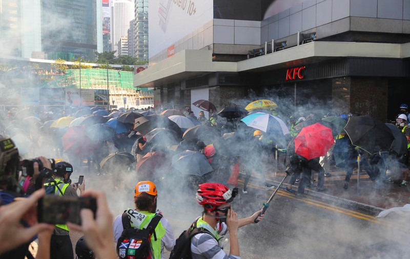 UPDATE| Noi manifestații violente la Hong Kong. Un protestatar a fost împușcat în piept și este în stare critică