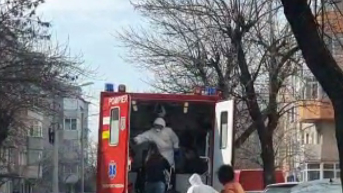 O persoană din Craiova care a intrat în contact cu italianul cu coronavirus este dusă în centrul de carantină.