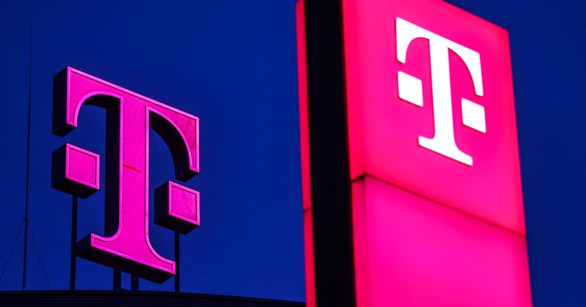 Logo-urile Deutsche Telekom (Litera T, roz și Litera T albă, pe fundal roz) se aprind la sediul central al companiei.