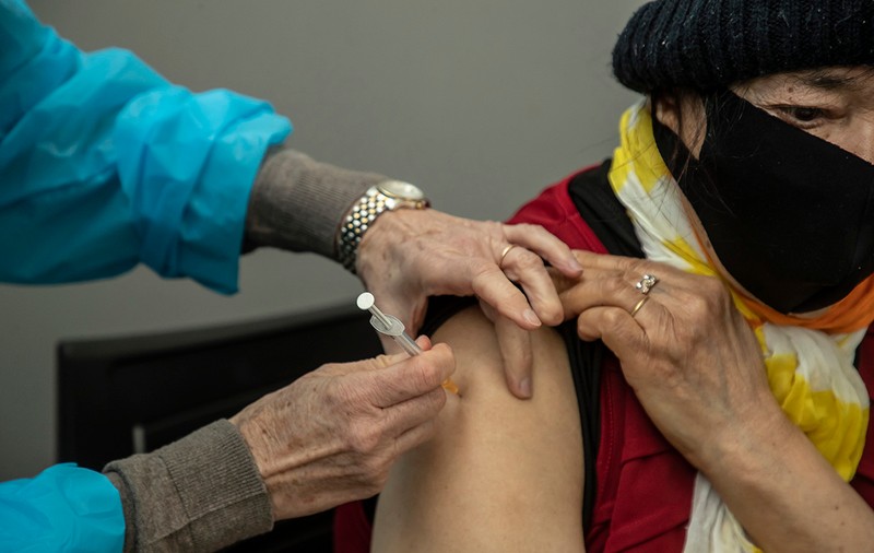 România, alături de alte șapte țări europene care au eliminat sau ridicat limita de vârstă pentru vaccinul anti-COVID de la AstraZeneca