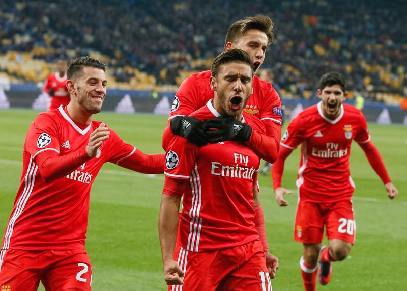epa05592505 Eduardo Salvio (C) of Benfica celebrates with teammates after scoring the 0-1 opening goal during the UEFA Champions League group B soccer match between Dynamo Kyiv and Benfica Lisbon at the Olimpiyskiy stadium in Kiev, Ukraine, 19 October 2016.