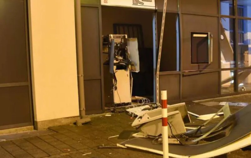 Român adus în fața instanței federale elvețiene, după ce a aruncat în aer un bancomat și a furat 120.000 de euro