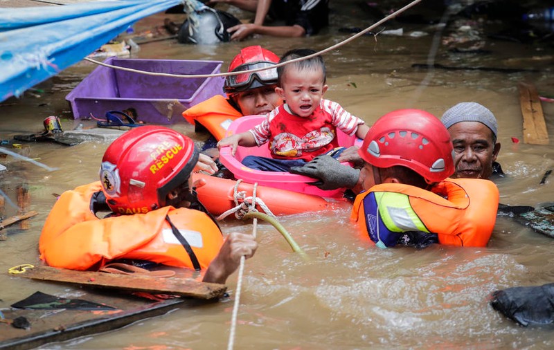 Zeci de morți și sute de mii de oameni evacuați, în urma inundațiilor catastrofale din Indonezia