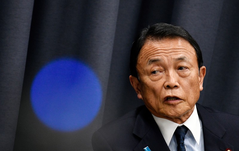 Ministrul Finanțelor din Japonia și-a returnat salariul câștigat în ultimul an, după un scandal de corupție în care este implicat și premierul Shinzo Abe