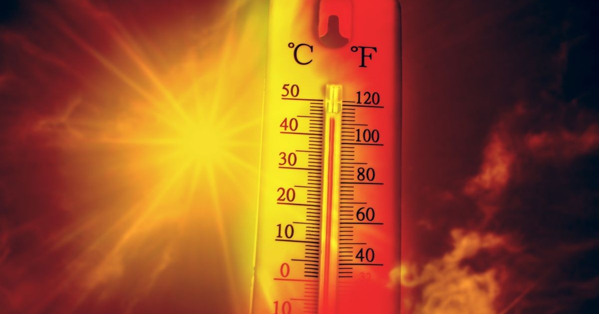 termometru, care indică o temperatură de peste 40 de grade celsius, afară, pe timp de caniculă. În spate se vede soarele arzător, în culori de galben și roșu