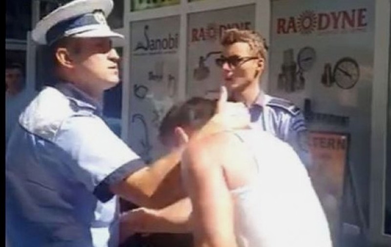Un bărbat amenință polițiștii că le va da „somn” dacă nu-i dau buletinul înapoi