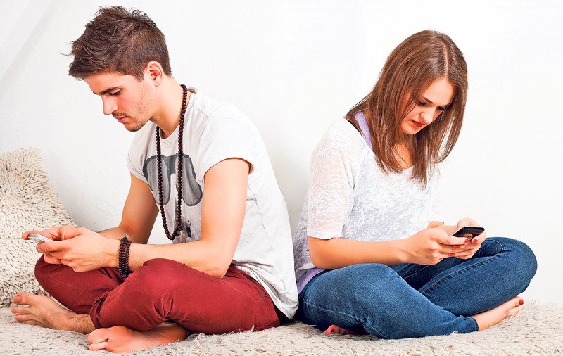 Facebook rupe lanțul de iubire! Tot mai multe cupluri preferă concubinajul, astfel că numărul divorțurilor a scăzut în ultimii ani. Separările au însă un «naș» modern