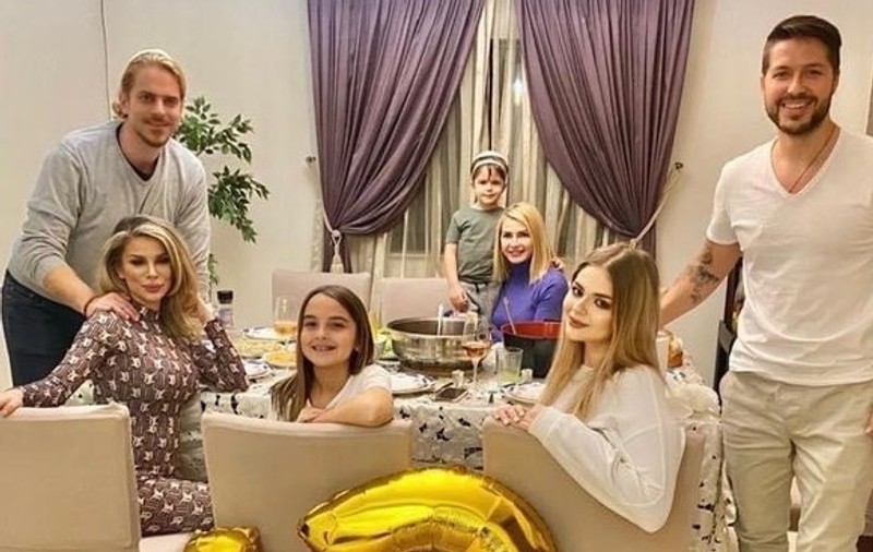 Jorge şi-a aniversat fiica alături de actuala familie, fosta soţie și soţul acesteia. „Îți mulțumesc că mă scoți mereu din zona de confort”