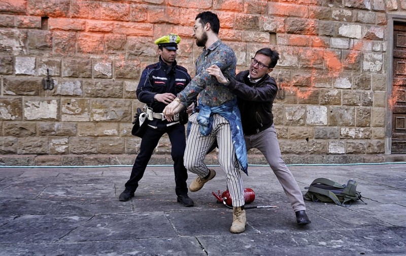 „Ce faci, barbarule?”. Imagini cu primarul din Florența sărind asupra unui activist care aruncase cu vopsea pe fațada Palazzo Vecchio