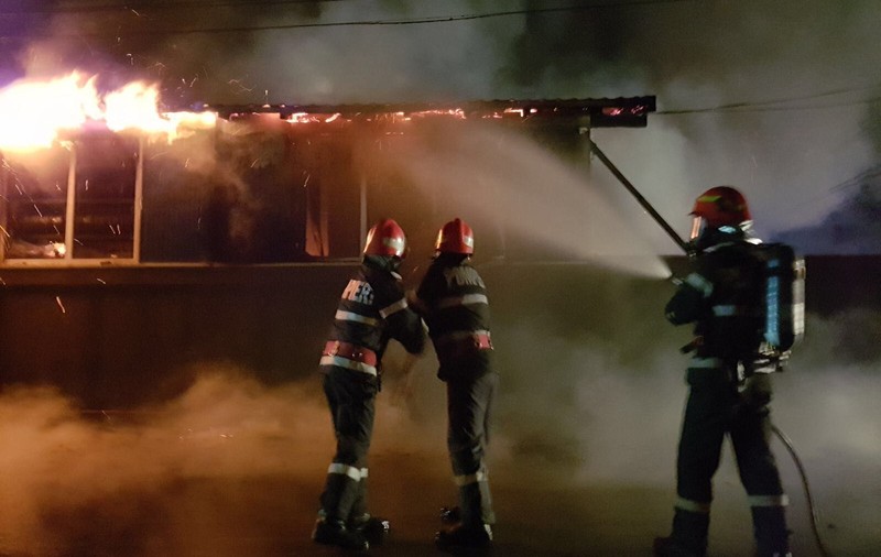 FOTO & VIDEO | Incendiu la un service auto în comuna Puchenii Mari, pe DN 1. UPDATE