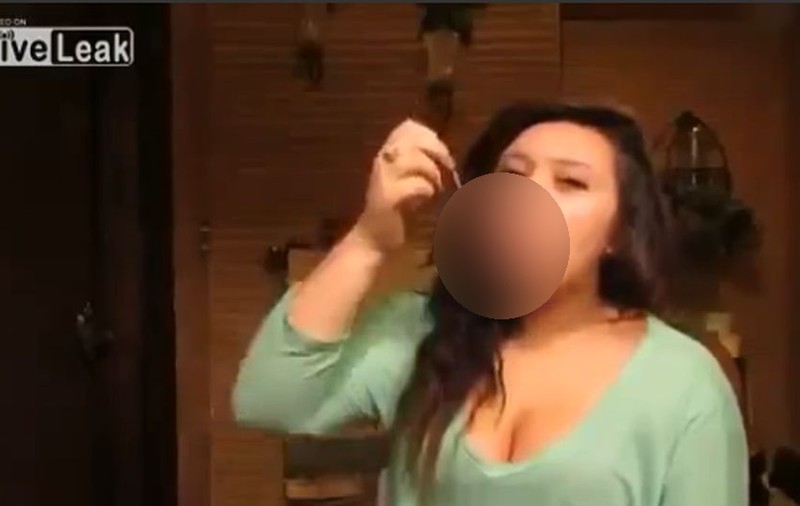 O să VOMIŢI DUPĂ ce o să VEZI FILMULEŢUL! Uite ce gest ŞOCANT face ADOLESCENTA cu UN TAMPON INTERN ... FOLOSIT! VIDEO ŞOCANT!