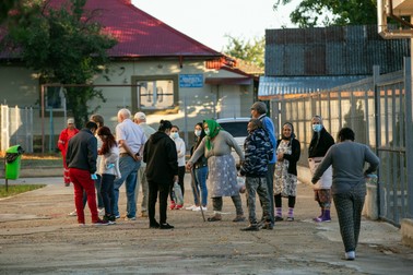 La Școala nr. 1, oamenii s-au așezat la coadă încă de la deschiderea urnelor