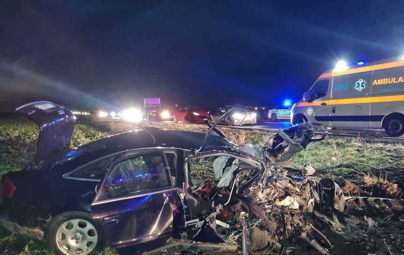 Accident cu trei victime pe drumul care leagă Timișoara de granița cu Serbia, după ce un șofer a intrat pe contrasens și a lovit o altă mașină