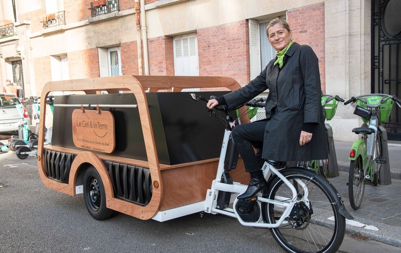 Înmormântări cu emisii zero de carbon: o antreprenoare de pompe funebre din Paris vrea să introducă bicicleta dric