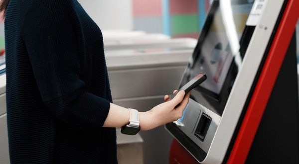 Angajaţi ai unor magazine din mai multe judeţe, care utilizează staţii de plată self-pay pentru plăţi de facturi, taxe sau rate, au fost ţinta unei escrocherii ingenioase.  Sursă foto Shutterstock