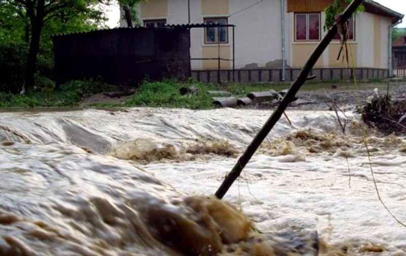 Vremea face prăpăd în Prahova: cinci persoane, între care patru copii, au fost luate de viitură
