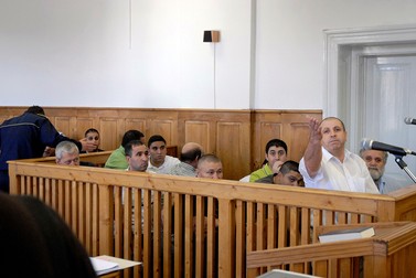 Constantin Radu, dreapta, unul din liderii grupului infracțional organizat din Țăndărei, acuzat de trafic de copii, este adus în fața instanței de judecată din Miercurea Ciuc, luni, 27 septembrie 2010 | Foto: Mediafax