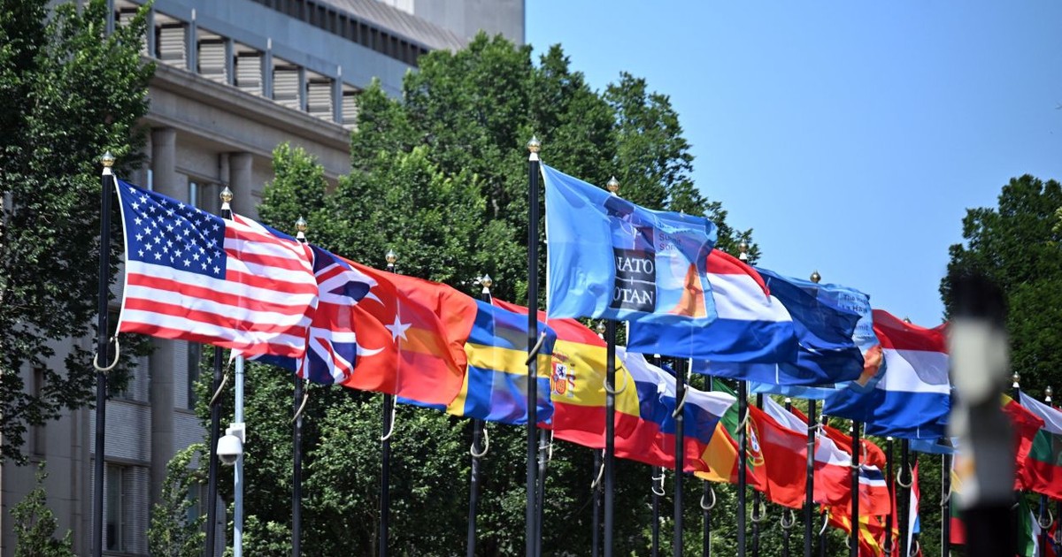 Stagurile țărilor membre NATO flutură în fața clădirii unde are loc Forumul Mondial de la Haga, Țările de Jos, pe 23 iunie 2025