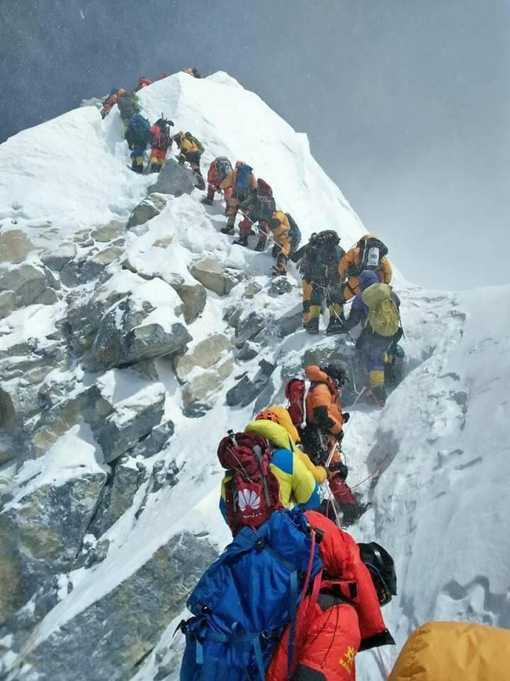 Turiștii se înghesuie pe Everest. Foto: Facebook Kami Rita Sherpa