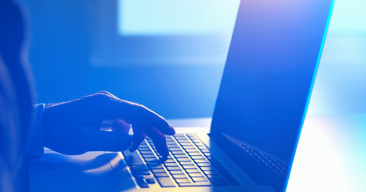 un bărbat la laptop