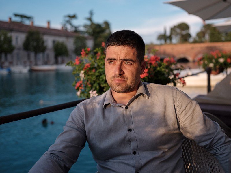 Medicul Vadim Stoleru, la o terasă de pe malul lacului Garda