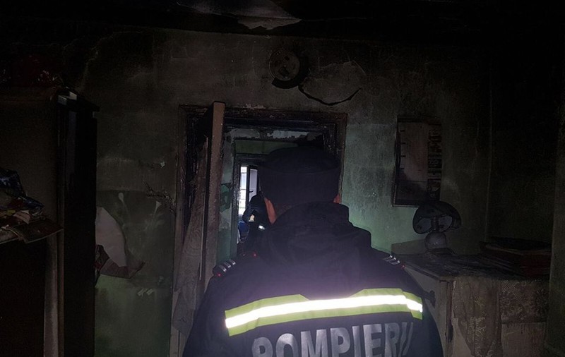 FOTO/ Explozie puternică într-un apartament din Bacău. Trei persoane au fost rănite