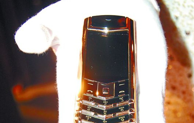Nouă români şi-au "tras" telefon de 26 000 € 