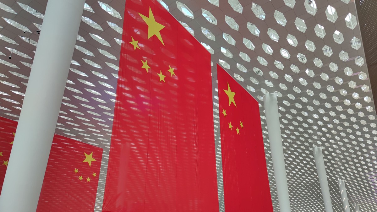 Industria auto, aproape de a opri producția în întreaga lume din cauza lipsei de minereuri rare. Acestea sunt blocate de China la export. Steaguri uriașe ale Chinei
