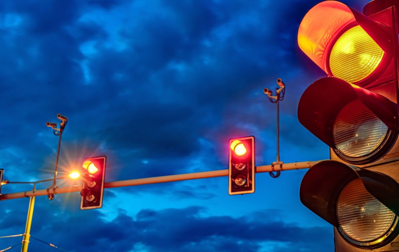 Semafoarele sunt acum controlate de inteligența artificială. Soluția testată în SUA care ar putea reduce traficul și salva 200 de milioane de dolari