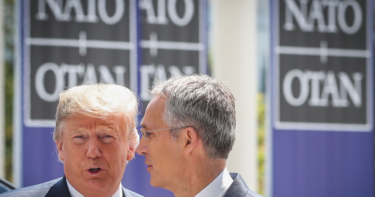 Reacția NATO, după retragerea SUA din Tratatul pentru forțele nucleare. Donald Trump (S) și Jens Stoltenberg