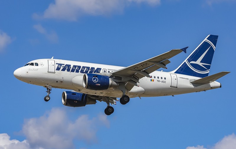 Greva mascată a piloților de la TAROM s-a încheiat cu un acord privind o creștere salarială. Zborurile, reluate marți, după o zi cu zeci de anulări