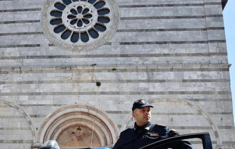 O româncă a furat Rolex-ul unui italian de la mână. Unde l-a ascuns, după ce l-a smuls