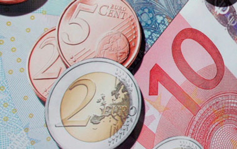 Leul a pierdut peste 4 bani în raport cu euro