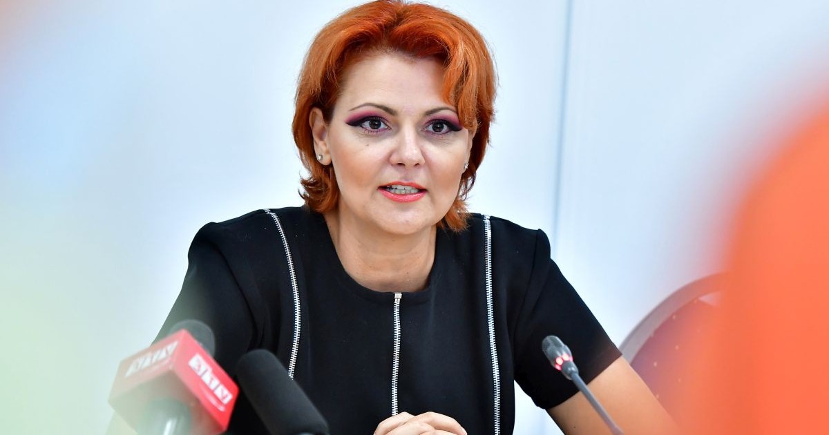 Primărița Craiovei, Olguta Vasilescu, îmbrăcată cu o bluză neagră, vorbește în fața microfoanelor la o conferință de presă