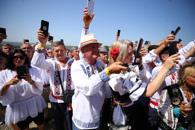 Invitații fac poze cu evenimentul. Foto: Dumitru Angelescu / Libertatea