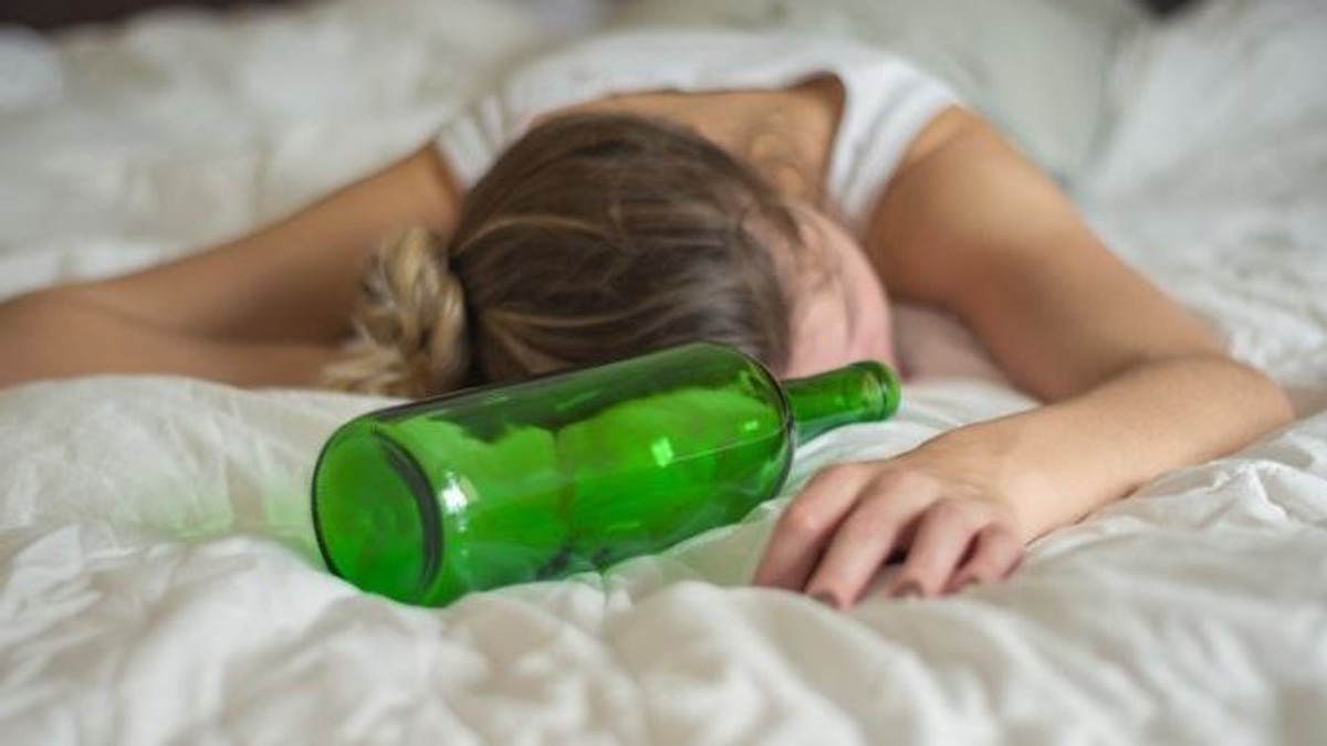 O adolescentă din Iași, aproape în comă alcoolică