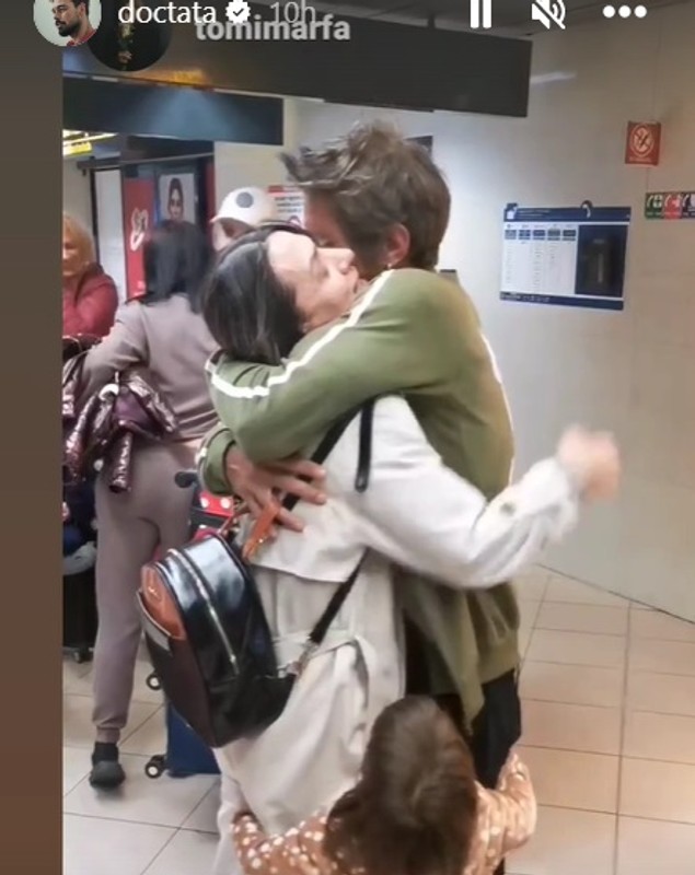 DOC s-a întors în România după eliminarea de la Survivor 2023. Cine l-a așteptat la aeroport și ce reacție a avut soția când l-a văzut