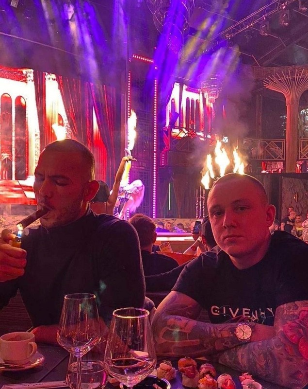 Cine e Vlad Obu, „imitația” fraților Tate care îi învaţă pe băieţi „şcoala vieţii” şi dispreţul faţă de femei. Poliția a făcut percheziții în casa lui