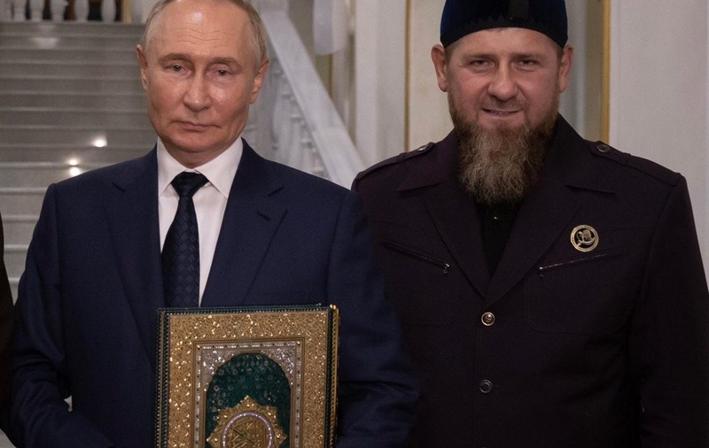 Ramzan Kadîrov a distribuit o rugăciune lângă o poză cu Putin care ține în mâini Coranul: „Regele meu care nu doarme niciodată”