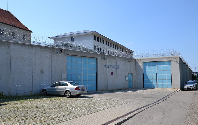 Un condamnat pentru viol s-a dus singur la poarta închisorii Viena-Simmering, ca să fie arestat, dar n-a fost lăsat să intre